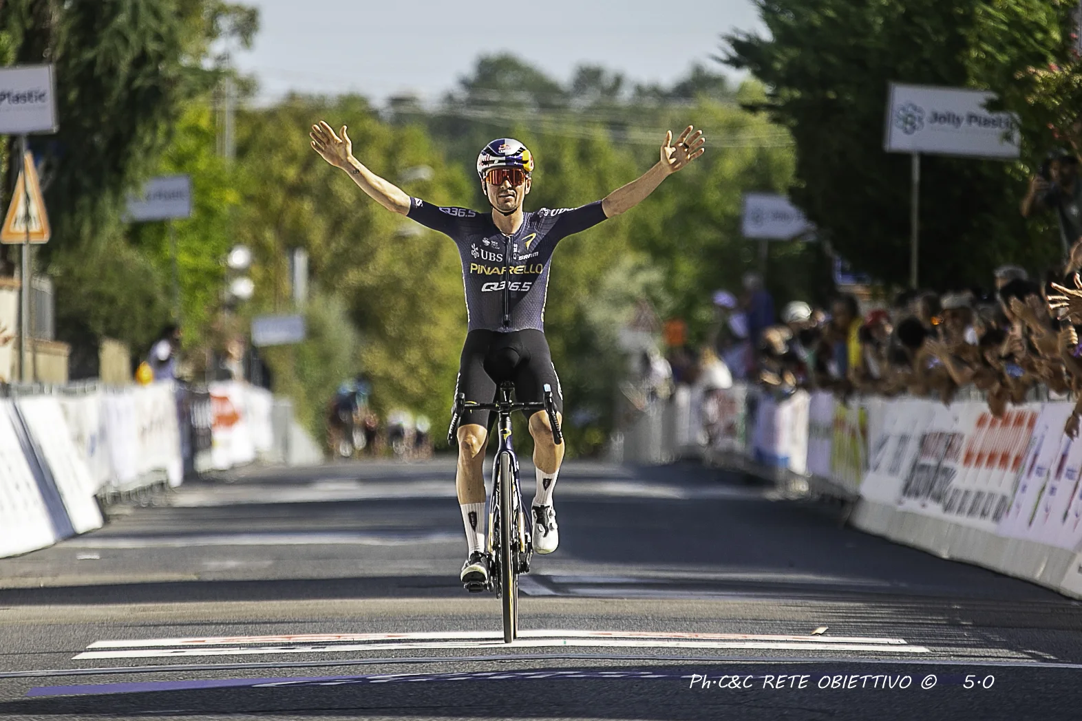 GP Larciano 2026, il caldo infiamma la corsa: Pidcock fa il vuoto e trionfa in solitario
